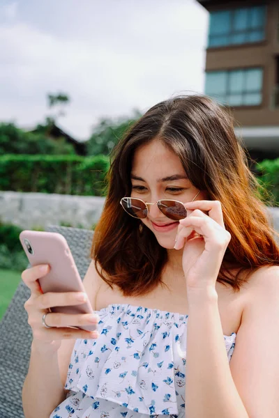 Linda Mulher Asiática Usar Óculos Usando Smartphone Cadeira Praia Hotel — Fotografia de Stock