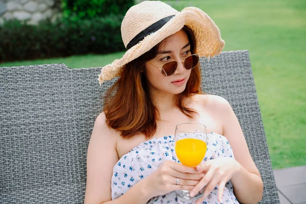 Hermosa Mujer Asiática Usar Sombrero Gafas Sol Relajarse Silla Playa — Foto de Stock