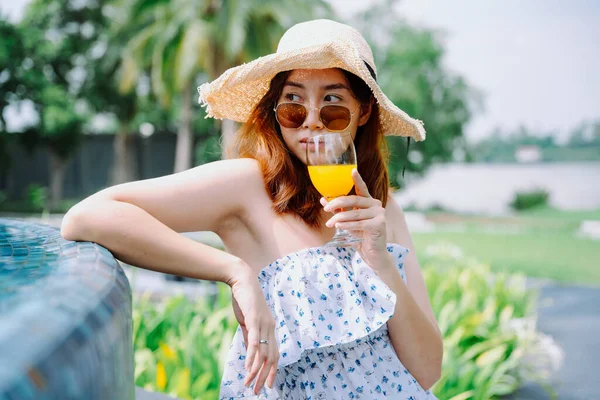 Hermosa Mujer Asiática Viajero Usar Sombrero Gafas Sol Disfrutar Jugo — Foto de Stock