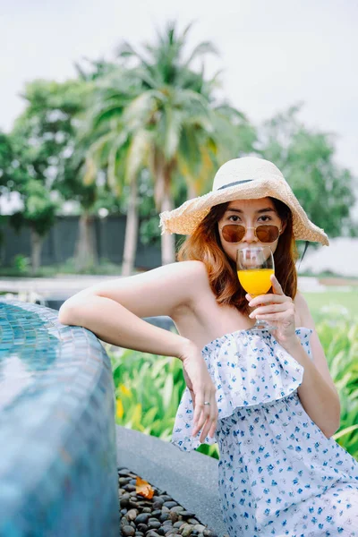 Hermosa Mujer Asiática Viajero Usar Sombrero Gafas Sol Disfrutar Jugo — Foto de Stock