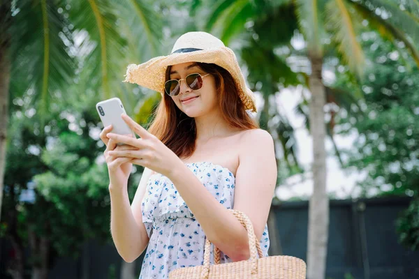 Hermosa Mujer Asiática Viajero Con Gafas Sol Sombrero Usando Teléfono — Foto de Stock