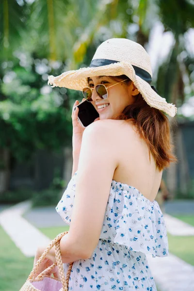 Mulher Asiática Bonita Viajante Com Óculos Sol Chapéu Usando Smartphone — Fotografia de Stock