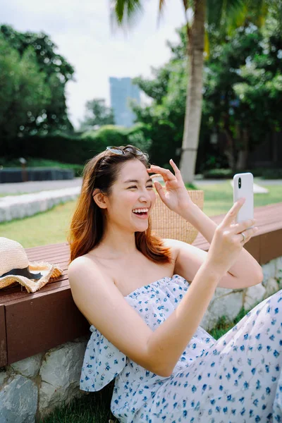 Bela Ásia Mulher Viajante Usando Smartphone Selfie Vlogging Livre Parque — Fotografia de Stock