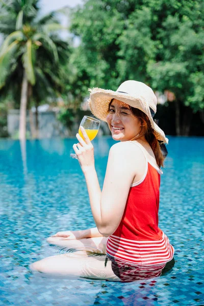 Vista Lateral Hermosa Mujer Asiática Viajero Traje Baño Rojo Sombrero — Foto de Stock