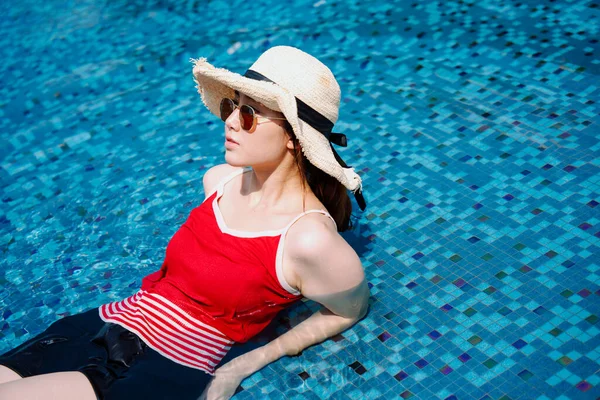 Krásná Asijská Žena Cestovatel Nosit Červené Plavky Kloboukem Slunečními Brýlemi — Stock fotografie