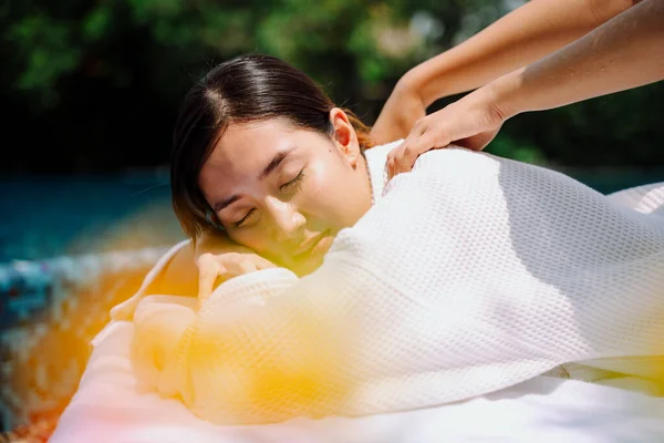 Mujer Asiática Disfrutar Spa Masaje Tratamiento Aire Libre Cerca Piscina — Foto de Stock