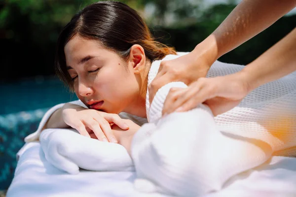 Aziatische Vrouw Genieten Spa Massage Behandeling Buiten Buurt Zwembad — Stockfoto