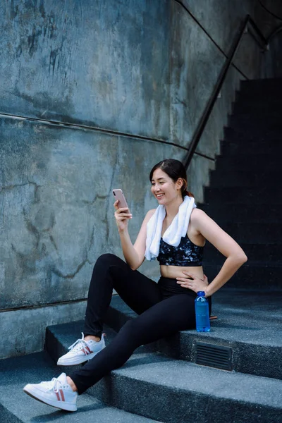 Gyönyörű Ázsiai Pihenni Edzés Után Okostelefon Használata Lépcsőn Szabadban — Stock Fotó