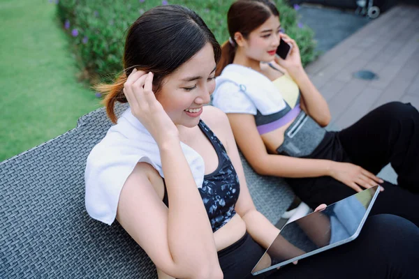 Mulheres Saudáveis Bonitas Relaxar Uma Cadeira Compras Line Com Smartphone — Fotografia de Stock