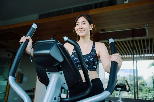 Glückliche Schöne Gesunde Frau Die Auf Dem Fitnessrad Innenräumen Trainiert — Stockfoto