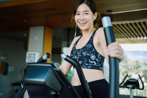 Glückliche Schöne Gesunde Frau Die Auf Dem Fitnessrad Innenräumen Trainiert — Stockfoto