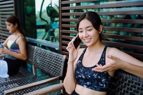 Gyönyörű Egészséges Pihenni Beszél Telefonon Társalgóban Edzés Után — Stock Fotó