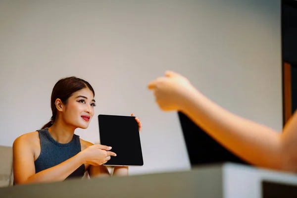 Mulher Negócios Asiática Mostrando Tela Laptop Para Cliente Reunião — Fotografia de Stock