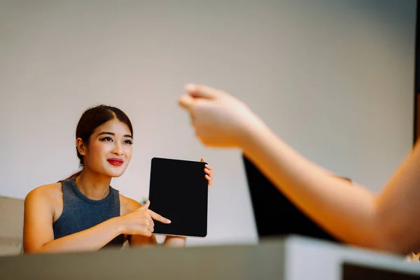 Mulher Negócios Asiática Mostrando Tela Laptop Para Cliente Reunião — Fotografia de Stock