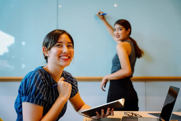 Дві Азіатські Ділові Жінки Працюють Разом Конференц Залі — стокове фото