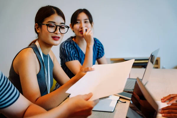 Азійські Ділові Жінки Беруть Документи Від Колеги — стокове фото