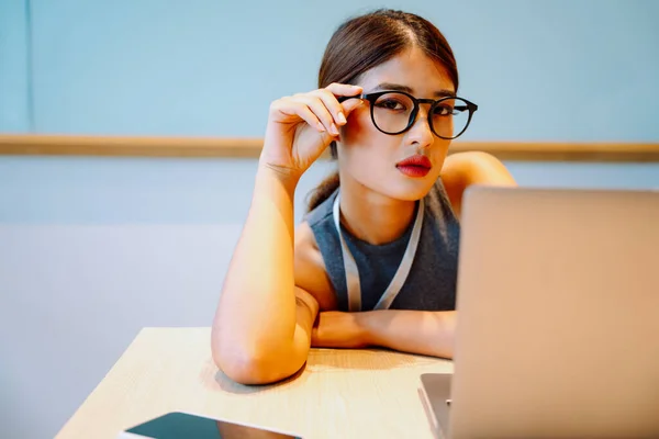 Asijské Obchodní Žena Nosit Brýle Sedí Před Počítačem Notebook — Stock fotografie