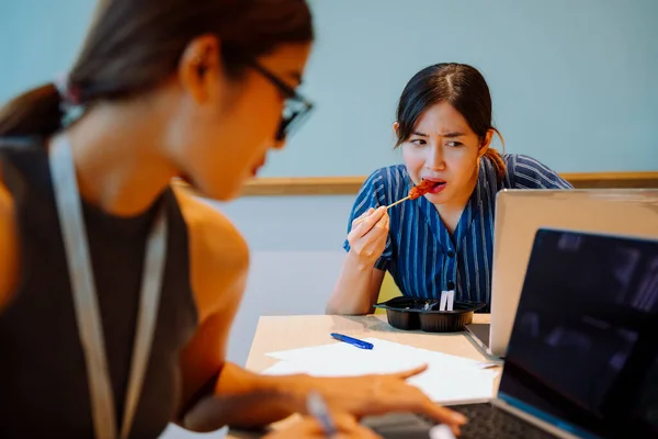 Asiatisk Affärskvinna Som Har Lunchrast Och Arbetar Samtidigt — Stockfoto