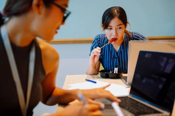 Asiatisk Affärskvinna Som Har Lunchrast Och Arbetar Samtidigt — Stockfoto
