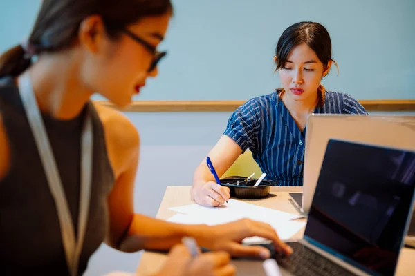 Asiatische Geschäftsfrau Macht Mittagspause Und Arbeitet Gleichzeitig — Stockfoto