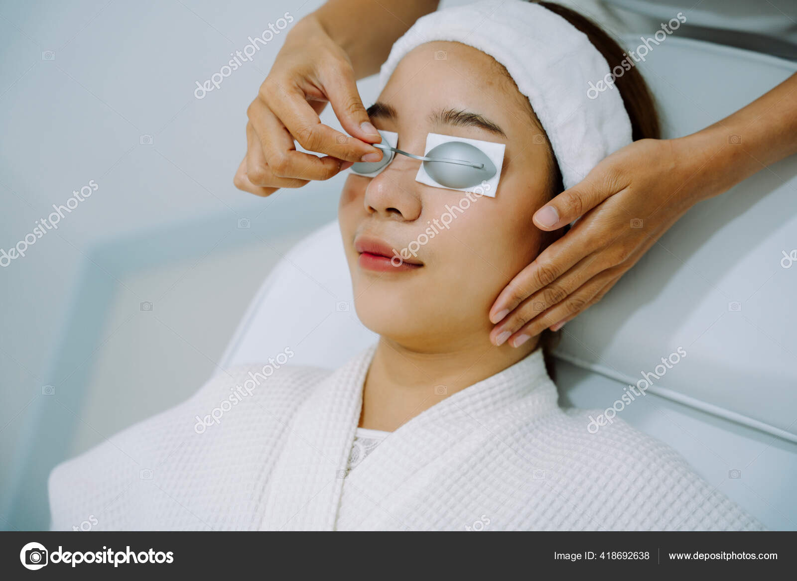 女人在美容面部护理面部按摩面部整形图片下载 - 觅知网