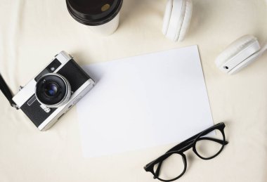 Üst Görünüm - Eski film kamerası ve gözlüklerle modelleme için kağıt.