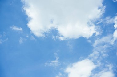 Yazın bulutlu hava Mavi gökyüzünde kabarık beyaz bulut.