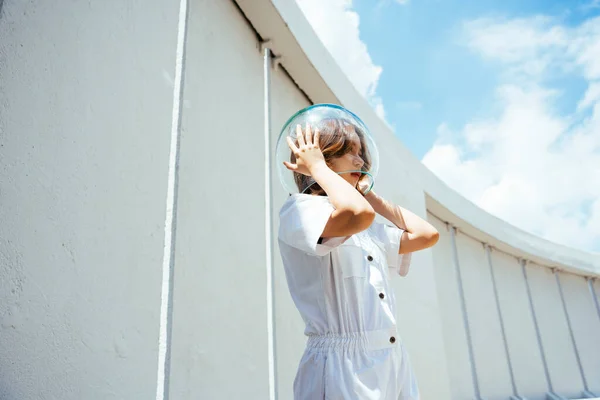 Femme Asiatique Portant Bol Verre Comme Astronaute Pour Protéger Pollution — Photo