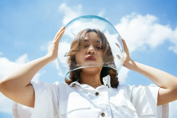 Mujer Asiática Vistiendo Tazón Vidrio Como Astronauta Para Protegerse Contaminación — Foto de Stock