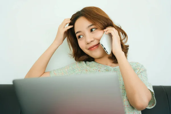 Mulher Asiática Falando Smartphone Trabalhando Com Laptop Casa — Fotografia de Stock