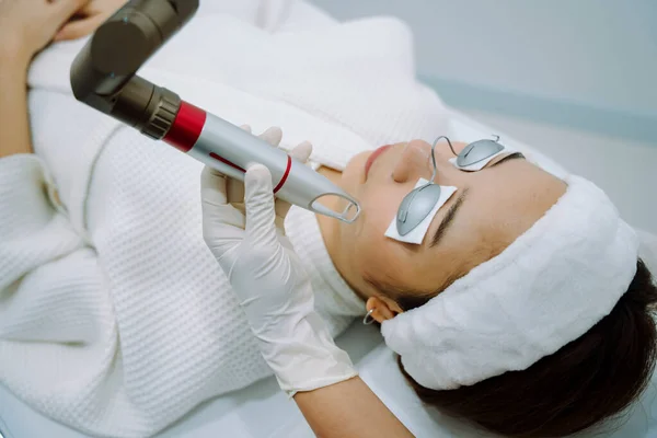 Azji Kobieta Coraz Laserowe Ultradźwiękowe Leczenie Twarzy Centrum Spa Medycznego — Zdjęcie stockowe