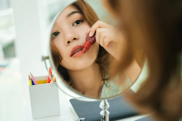 Primer Plano Retrato Joven Mujer Asiática Aplicando Lápiz Labial Rojo —  Fotos de Stock