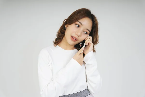 Akıllı Telefonlu Genç Asyalı Kadın Beyaz Arka Planda Izole Edilmiş — Stok fotoğraf