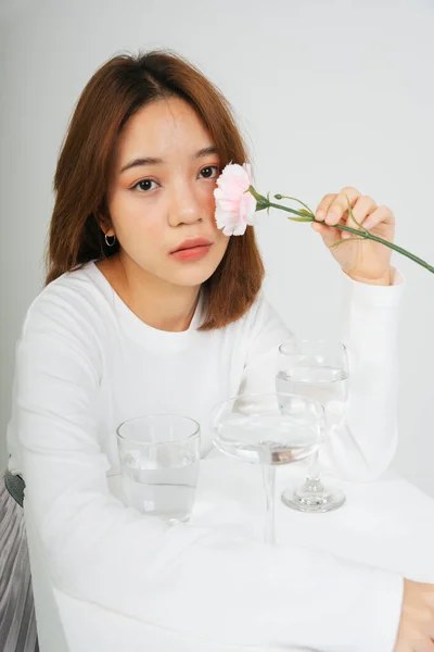 Mode Porträtt Asiatisk Kvinna Hålla Blomma Och Förpackning Vatten Glas — Stockfoto