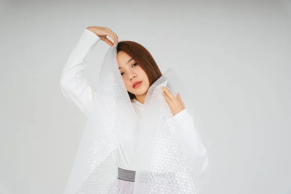 Retrato Moda Bela Jovem Asiática Mulher Com Plástico Bolha Envoltório — Fotografia de Stock