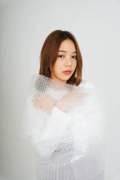 Módní Portrét Krásné Mladé Asijské Ženy Plastovou Bublinou Zábal Izolovat — Stock fotografie