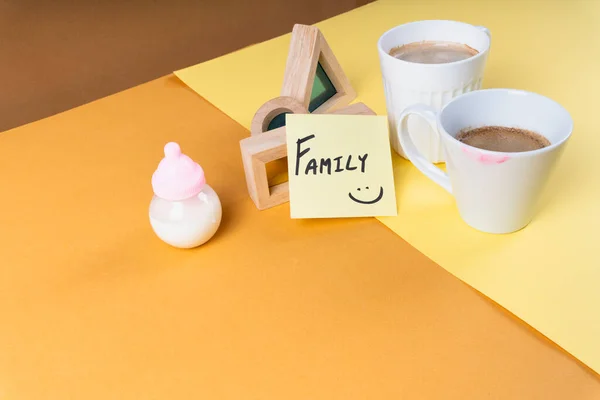 Горячий Напиток Завтрак Семьи Бутылкой Молока Двумя Чашками Кофе — стоковое фото