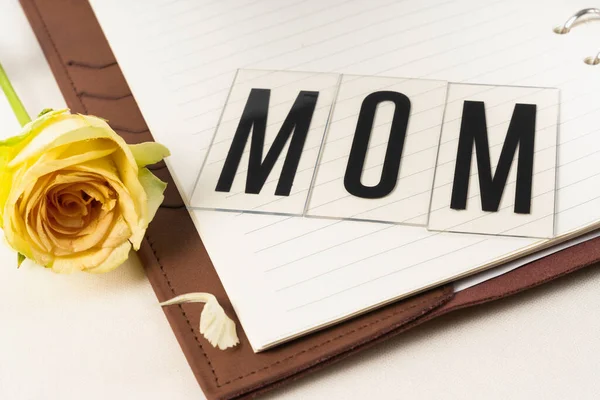 Мама Слова Винтажную Книгу Желтым Цветом Празднования Дня Матери — стоковое фото