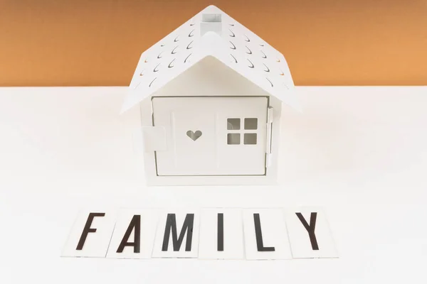 Ein Weißes Spielzeughaus Für Die Familie Auf Einem Tisch — Stockfoto