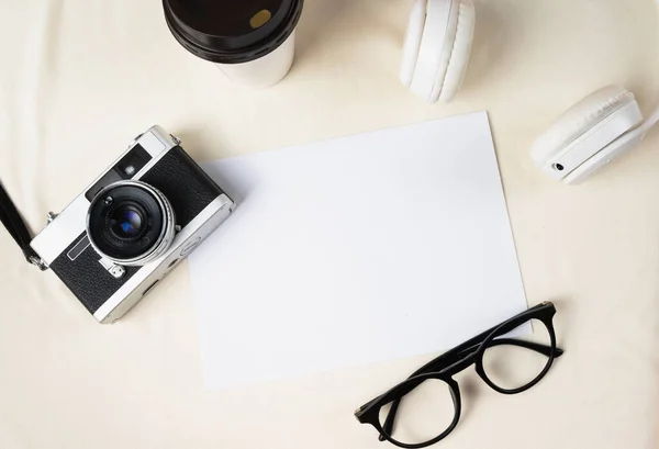 Visão Superior Papel Para Simular Com Câmera Filme Vintage Óculos — Fotografia de Stock