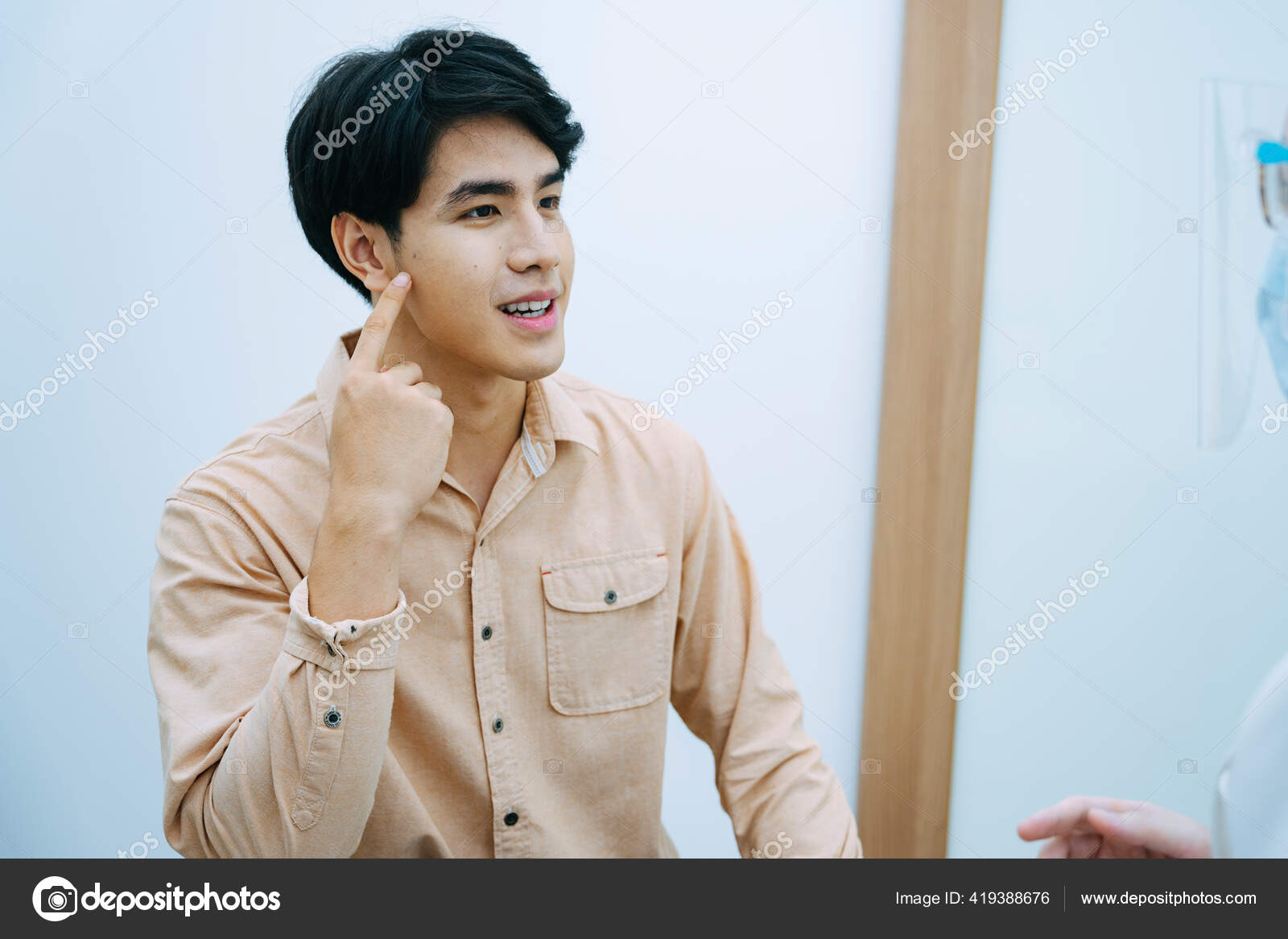 美容师在美容院对年轻男子进行面部检查 图库照片 C Theshots Contributor Gmail Com