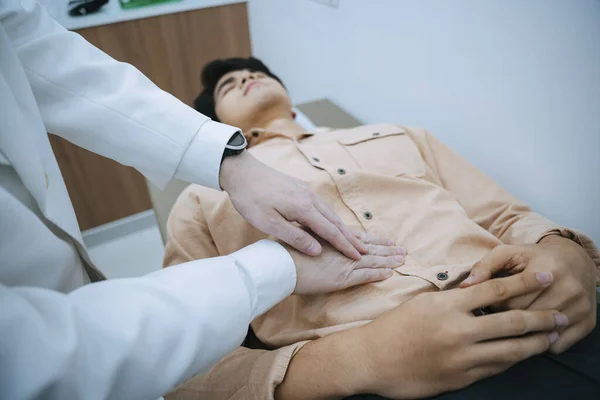 Man Met Buikpijn Bed Doctor Check Gezondheidstoestand — Stockfoto