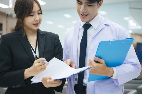 Young Asian Doctor Beautiful Secertary Working Together Hospital Clinic — Stock Photo, Image
