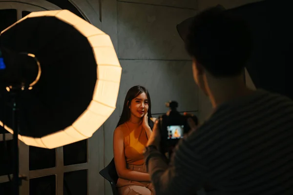 Jovem Fotógrafo Asiático Dia Tiro Estúdio Quarto Escuro Com Modelo — Fotografia de Stock
