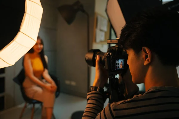 Jovem Fotógrafo Asiático Dia Tiro Estúdio Quarto Escuro Com Modelo — Fotografia de Stock