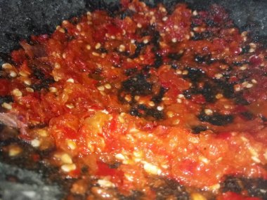 Ezilmiş Red Chili Pepper Havan topu üstünde