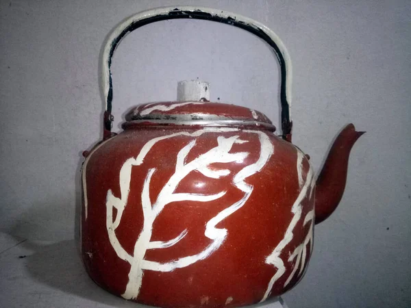 Röd Målad Metall Tea Pot För Illustration Annonser Broschyr Banderoller — Stockfoto