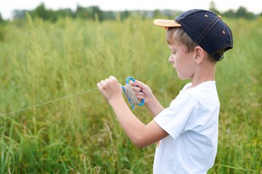 Adam havaya uçan uçurtma başlatmak çalışır. Renkli ışık uçan makine.