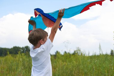 Adam havaya uçan uçurtma başlatmak çalışır. Renkli ışık uçan makine.