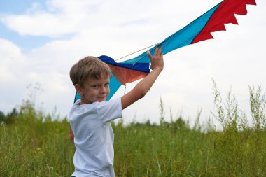 Adam havaya uçan uçurtma başlatmak çalışır. Renkli ışık uçan makine.